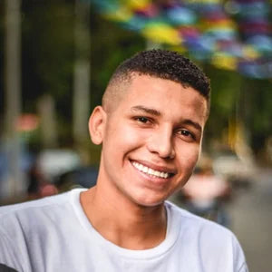 Julián R. 26 años · Medellín, Colombia 𝗩𝗲𝗿𝗶𝗳𝗶𝗰𝗮𝗱𝗼